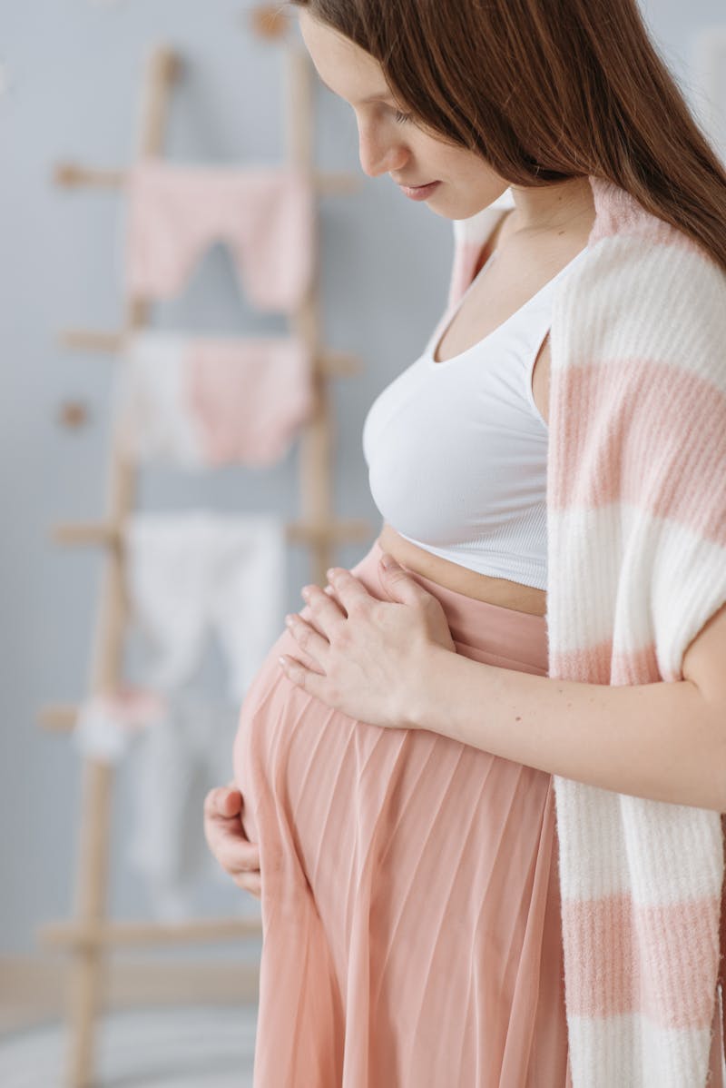 Femme enceinte souriante dans un cadre serein - Suivi de grossesse personnalisé à Nice
